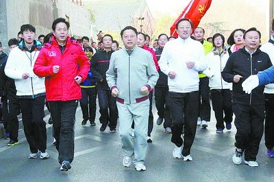 杨卫泽(中间灰衣者)的最后露面,元旦参加元旦健身长跑。(资料图)