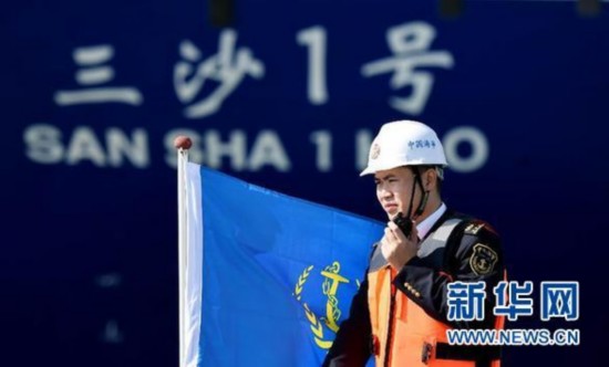 1月5日,文昌市清澜海事局工作人员指挥“三沙1号”驶离码头。 新华社发(张杰雄 摄)