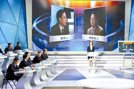 网络名人叶青现场向江汉区委书记李强提问