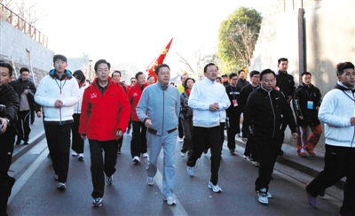 今年1月1日,原南京市委书记杨卫泽(中着灰色运动服者)参加第33届元旦长跑活动。图/IC