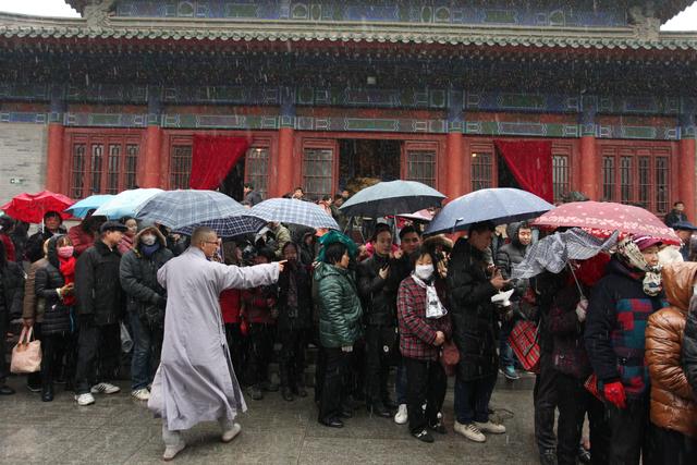 全国多地施舍免费腊八粥 西安市民冒雨领粥(图)