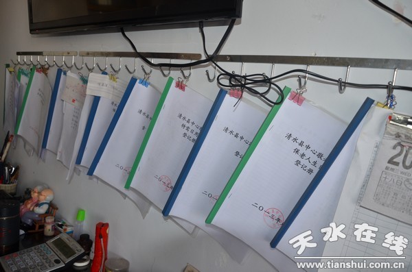 李爱林和他的每一本“台账”).jpg