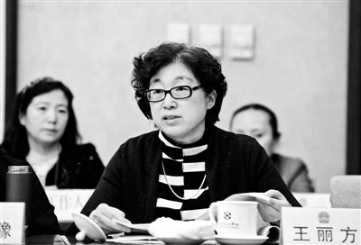 去年10月15日,中共中央总书记、国家主席、中央军委主席习近平在北京主持召开文艺工作座谈会时表示,不要搞“奇奇怪怪的建筑”。清华大学建筑学院教授王丽方在接受北青报记者专访时表示,在我国,追求资本和追求政绩是奇怪建筑的根源。