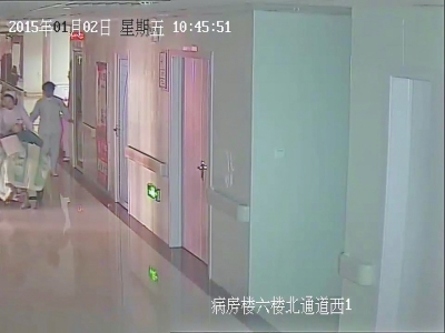 被倒悬拖行的婴儿