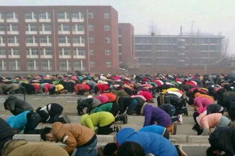 学生集体参加跪拜仪式。网络图片
