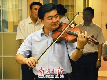资料图,王荣拉奏小提琴。