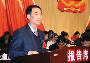 2月6日,山西省运城市盐湖区人代会上,盐湖区人大主任李治正在作五言诗报告。