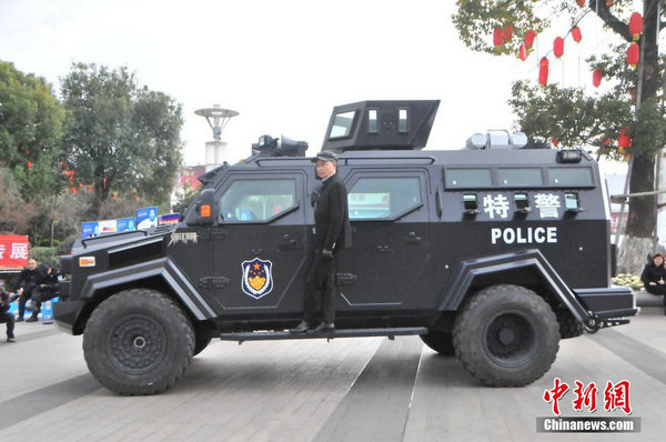 原文配图:民众爬特警防暴车好奇参观。