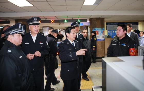 2月16日,国务委员、公安部部长郭声琨实地检查北京春节期间安保工作并看望慰问一线安保人员。图为在地铁北京站郭声琨详细询问安检人员工作情况。