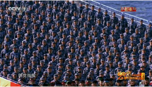 原文配图:辽宁舰官兵在航母上给全国人大民拜年。