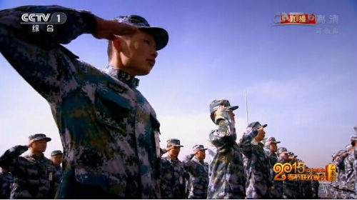 原文配图:辽宁舰官兵在航母上给全国人大民拜年。