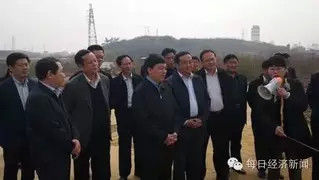 图为郭有明调研丹江口市丹龙工贸化工有限公司库底清理情况