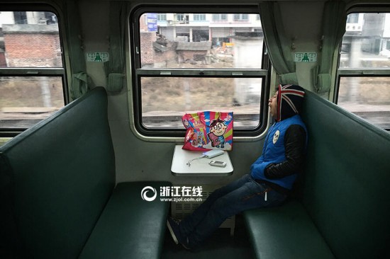 当车的临客列车负责人介绍,杭州贵阳3599/3600临客列车主要为了在浙打工的黔湘赣务工人员开设,单向流动的特点让这列临客节前出发普遍超员30%以上,返程旅客一般都在100人左右,节后情况则相反。他认为这样返程“亏本”的情况说明春运是有一定公益性质的。