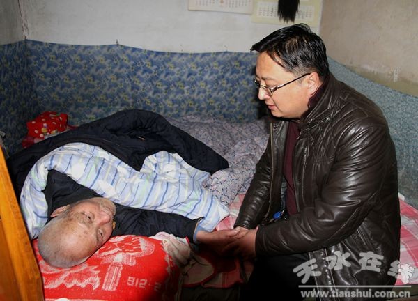 县委常委、组织部长周济深入城区和乡镇开展节前走访慰问活动.jpg