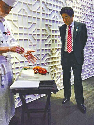 资料图:安倍准备吃烤鸭。