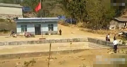 云南临沧边境一线所有村寨居民屋顶插上国旗