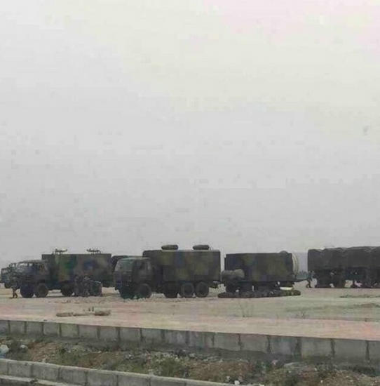 图为临沧疑似开来大批解放军陆空部队。