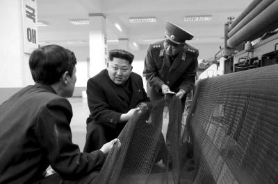 朝鲜《劳动新闻》3月18日报道,朝鲜领导人金正恩视察渔具工厂指导工作。图/CFP