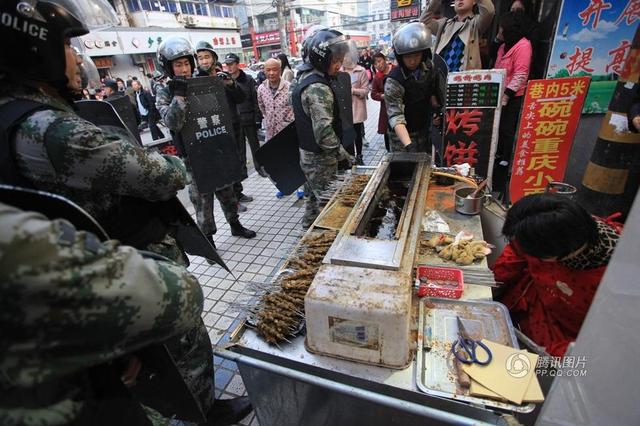 百余名城管全副武装清理占道经营“钉子户”