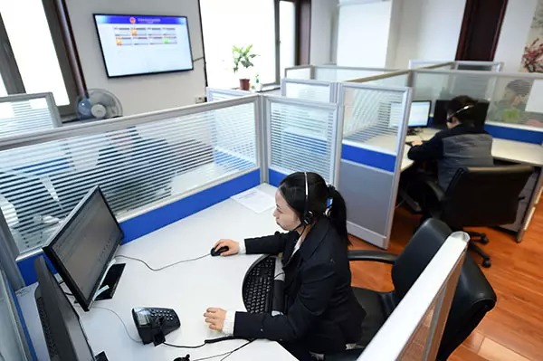 12388的工作人员正在接听举报电话