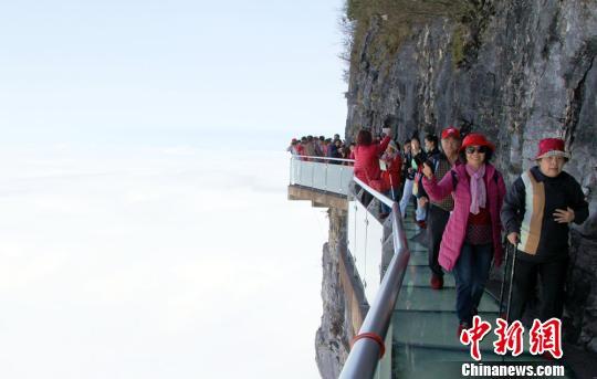 张家界天门山现云海奇观 游客惊呼“穿越了”