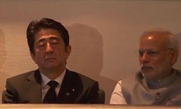 ���������ۺϱ��������ձ��Ż���վ3��30�ձ��ƣ��ձ����ల������29�ա�ǿ�г��á��¼��²μ����ҫ���ᣬ��չ�����������¼��¹�ϵ����̬�������ձ�ý�屨�����ڹ�����ؼ���ʱ�򣬰�����Ȼ˯���ˣ������Ľ����ֳ�ֱ���Ļ��棬һʱ�䡰ABE IS SLEEPING(������˯��)����ȫ�����Ϊ�˻��⡣