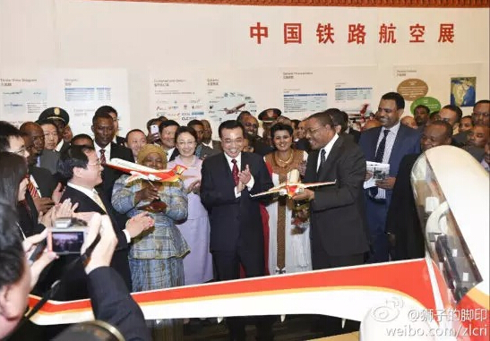 2014年5月5日上午,中国铁路航空展在非盟会议中心举行,李克强总理、埃塞总理海尔马里亚姆、非盟主席祖马等共同参观。