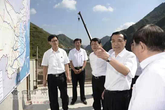 2013年8月,李克强在中国西部考察铁路建设现场。