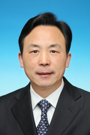 新京报快讯(记者林斐然 实习生张智)今日下午,有微博网友爆料称,中午12时许,一男子从高达108米的江苏宜兴市龙背山森林公园文峰塔跳下。18时许,宜兴市公安局官方微博称,跳塔男子经抢救无效死亡,死者系无锡市委副书记蒋洪亮,患有抑郁症。
