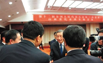 全国人大代表、国务院副总理马凯(中)参加山西团审议,与代表握手。图据南方都市报