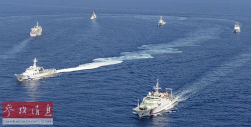 资料图:多艘中国海警船和日本海上保安厅巡逻船在钓鱼岛海域对峙。