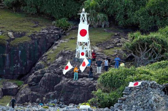 资料图:日本在钓鱼岛上非法建成的灯塔设施。