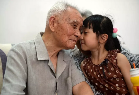 赣南老红军托付代表转送两瓶山茶油 习近平婉拒