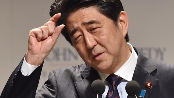 对日本来说,是否加入亚投行是一个令人纠结的问题。31日上午,日本内阁会议后,是否加入亚投行成为记者会上被问及最多的问题。日本内阁官房长官菅义伟称,“日本在今天这个时间点上参加是不可能的。”在31日上午的众议院财务金融委员会上,日本副首相兼财政大臣麻生太郎回答议员质询时称:“日本有可能会被要求出很多资金,考虑到融资可能无法收回的担忧,不得不采取极其慎重的态度。”
