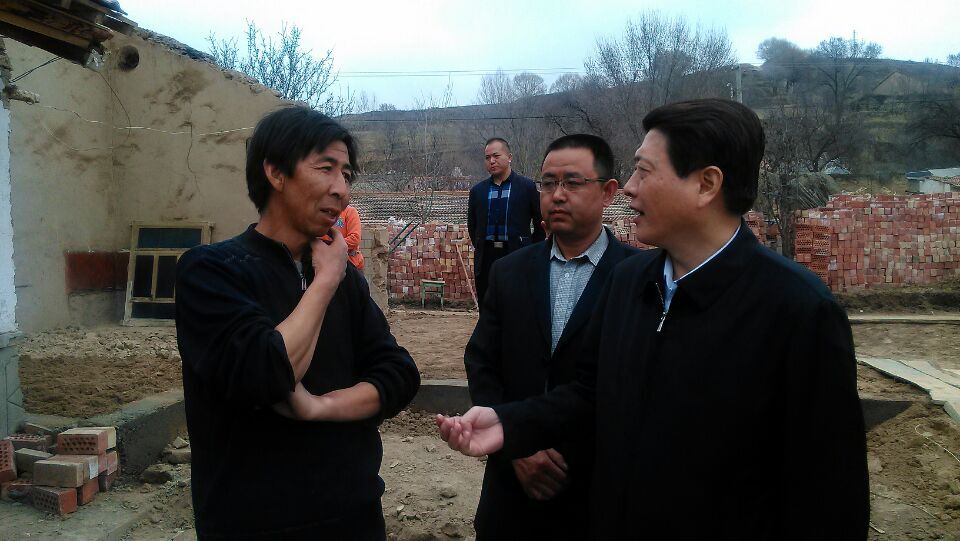 刘伟平深入贫困户采取问卷调查方式开展扶贫调研