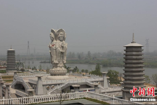 2014年4月5日,武汉新洲一农村豪华墓地,主体建筑“克隆”北京天坛,两边的佛塔“克隆”应县木塔,四面观音像“克隆”海南三亚的“南海观音”。图片来源:CFP视觉中国
