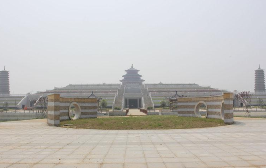2014年4月5日,武汉新洲一农村豪华墓地,主体建筑“克隆”北京天坛,两边的佛塔“克隆”应县木塔,四面观音像“克隆”海南三亚的“南海观音”。图片来源:CFP视觉中国