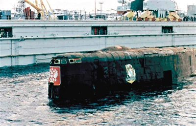 2001年,与失火核潜艇属于同一级的“库尔斯克”核潜艇时隔14个月被打捞出海。