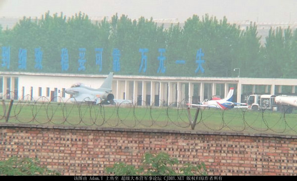 原文配图:2015年4月13日,国产2015号歼-20原型机再次升空试飞。现场网友称,当天歼20先后由国产教-8教练机和歼-10S战斗机伴随升空展开密集试飞。(图片来源:超大军事 Adam.Y )