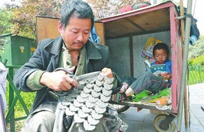 9岁男孩陪老爸摆摊儿 修鞋车里读书获称赞(图)