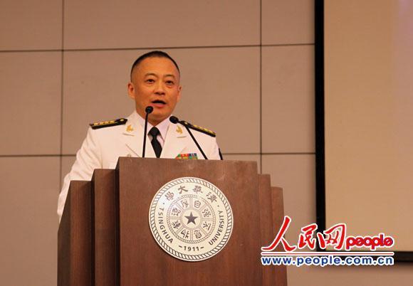 海军辽宁舰舰长张铮在清华大学演讲(摄影:邱越)