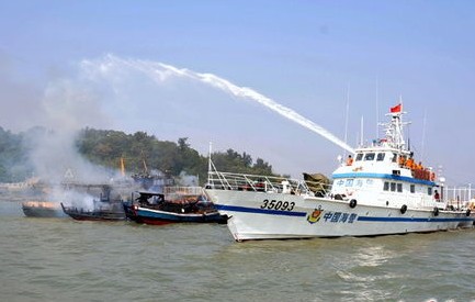 资料图:中国海警船在黄岩岛附近海域利用船上的高压水炮,试图赶走在此活动的菲律宾渔船。