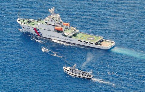 资料图:中国海警船与菲律宾船只对峙。
