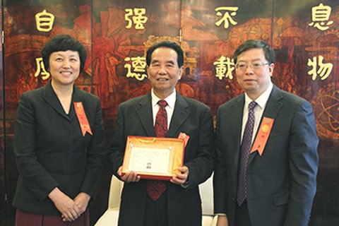 邱勇、陈旭向吴官正学长赠送清华大学“学籍卡”。图/清华新闻网