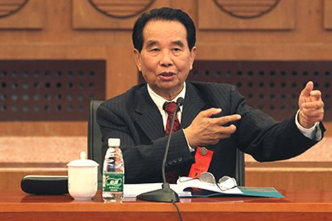 吴官正与老同学们亲切交谈。图/清华新闻网
