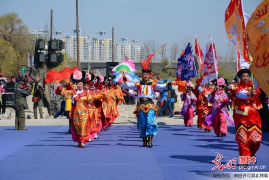 2015年4月25日，在吉林省吉林市乌喇公园，满族艺术团成员现场表演满族秧歌，助阵当日举办的开江鱼美食节。