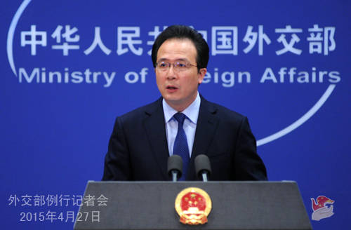 原文配图:洪磊主持例行记者会。