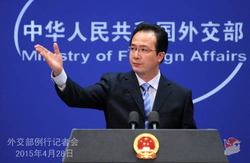原文配图:外交部发言人洪磊主持例行记者会。