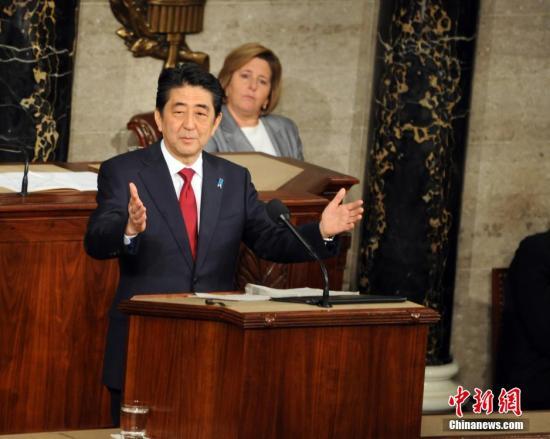图为安倍发表演讲。 中新社发 张蔚然 摄