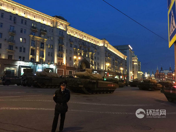 原文配图:直击莫斯科首次红场夜间阅兵彩排。